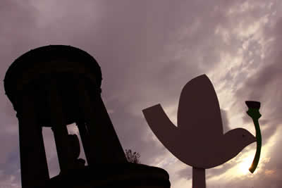 Scotland's for Peace bird at Calton Hill Monument, Edinburgh; photo: Iain Mitchell